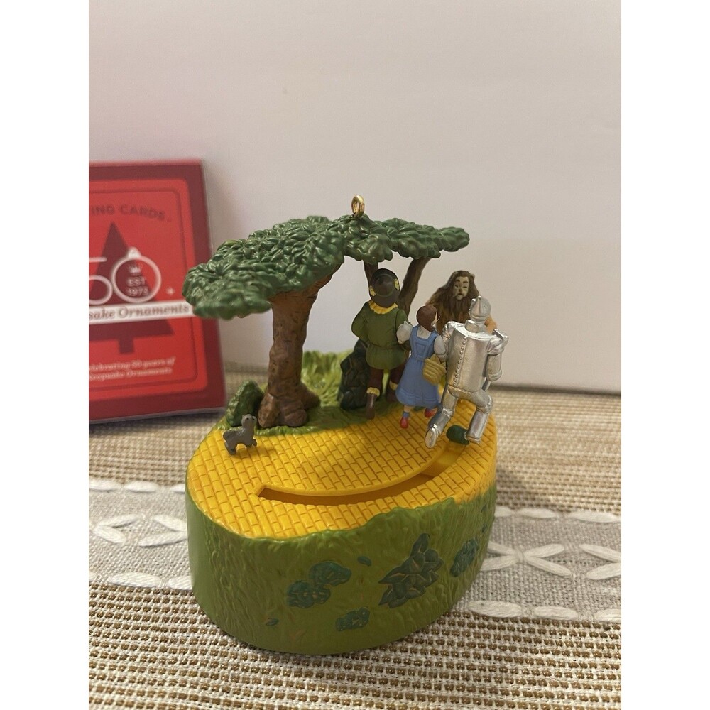 Wizard of Oz Lions and Tigers and Bears 2013 Hallmark Ornament New Batteries - Picture 8 of 9